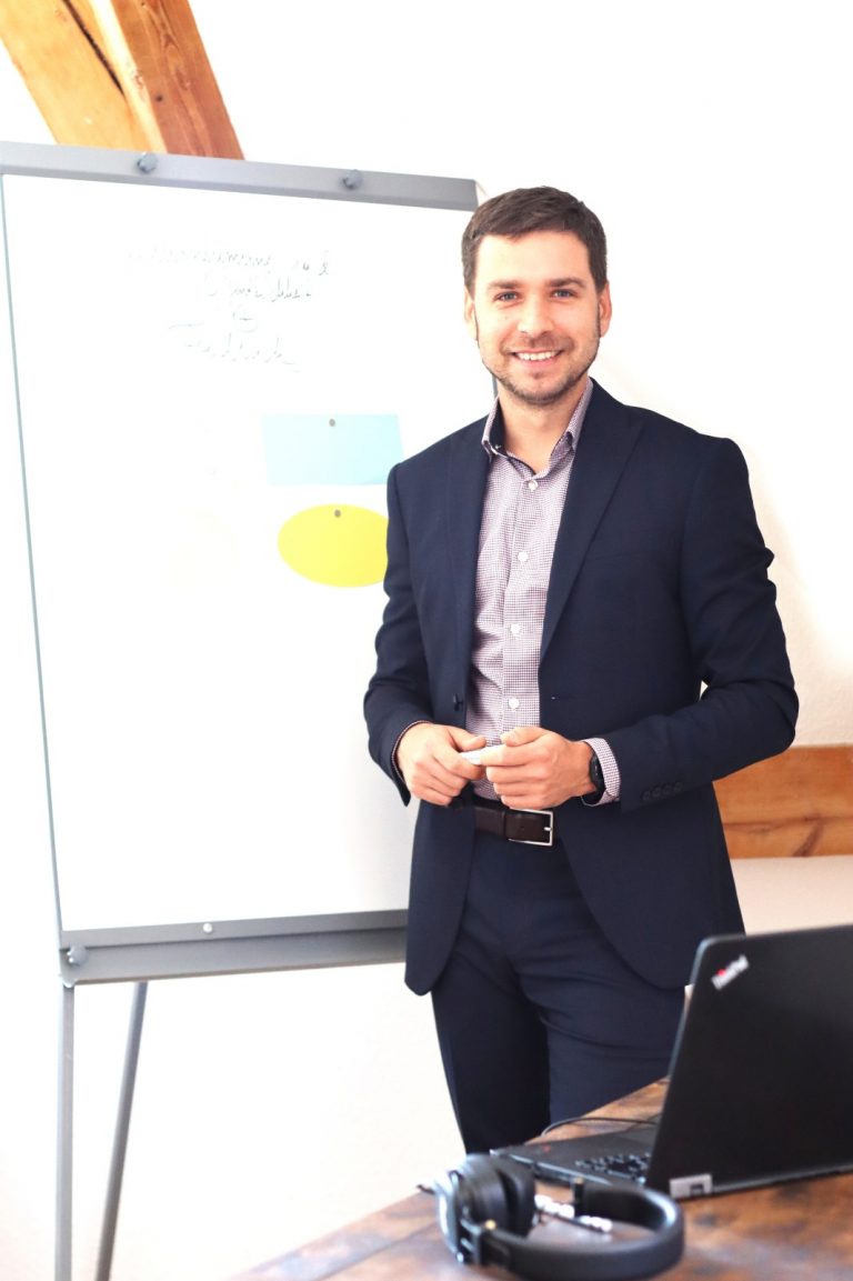 Arbeit mit Flipchart. Mediation und Supervision sind Angebote von Marek Zalarski.