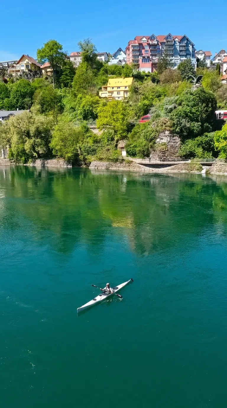 Marek Zalarski fährt Kajak am Rhein bei Laufenburg