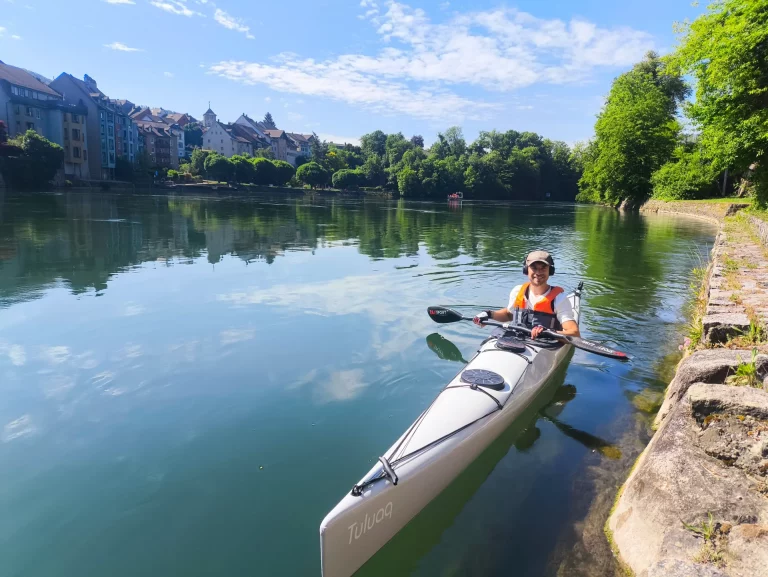 Marek Zalarski in seinem cs canoe Kajak mit dem Namen Tuluaq am Rhein bei Laufenburg