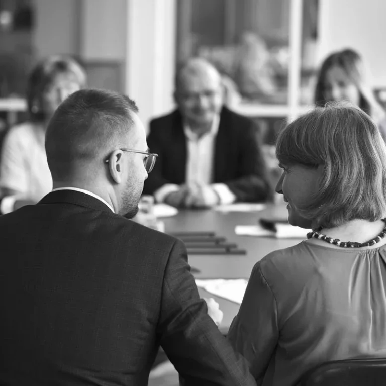 Ein Familienunternehmen bei einem geschäftlichen Meeting, bei dem Strategien und Lösungen diskutiert werden.